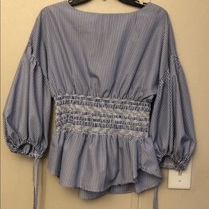 Blusa azul con rayas y mangas de globo